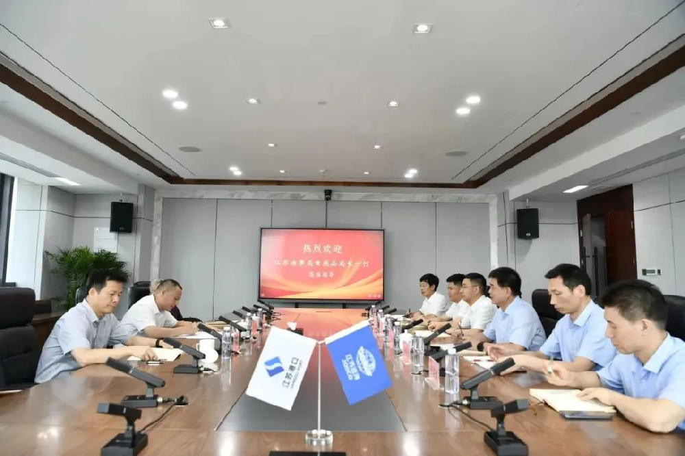 江蘇海事局副局長黃燕品一行蒞臨江蘇遠洋檢查指導安全生產(chǎn)工作