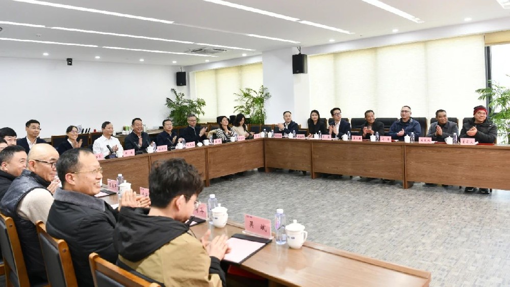 三方聯動 暖“新”關懷——海上勞動關系三方座談會暨慰問海員活動在江蘇遠洋舉行