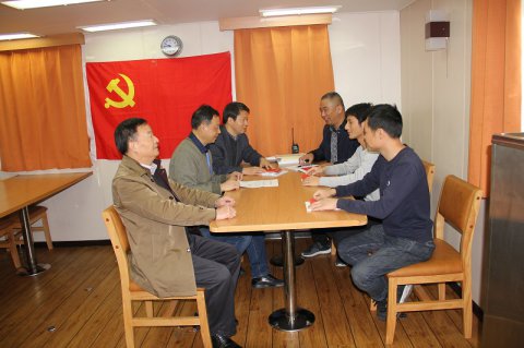 江蘇遠洋推進支部建在船上工作