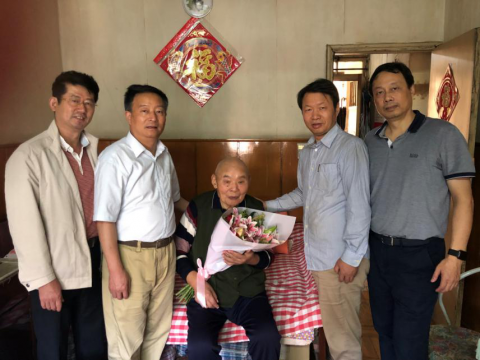 江蘇遠(yuǎn)洋領(lǐng)導(dǎo)班子慰問離休老干部和全國(guó)勞動(dòng)模范