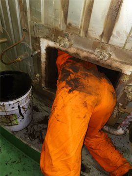 用汗水匯聚江蘇遠(yuǎn)洋發(fā)展源泉 ——“江遠(yuǎn)遠(yuǎn)瑞”輪1915航次冒高溫進(jìn)行主機(jī)保養(yǎng)