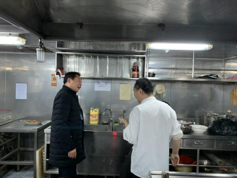 江蘇遠洋船員公司負責人節(jié)前登輪慰問一線船員