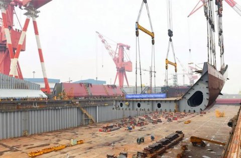 江蘇遠(yuǎn)洋6.1萬(wàn)噸超靈便型散貨船NE307舉行鋪龍骨儀式