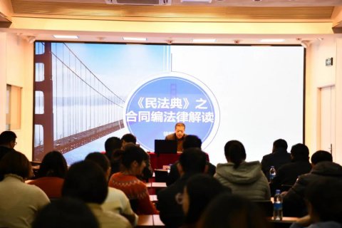 傳播法律知識(shí) 弘揚(yáng)法治精神